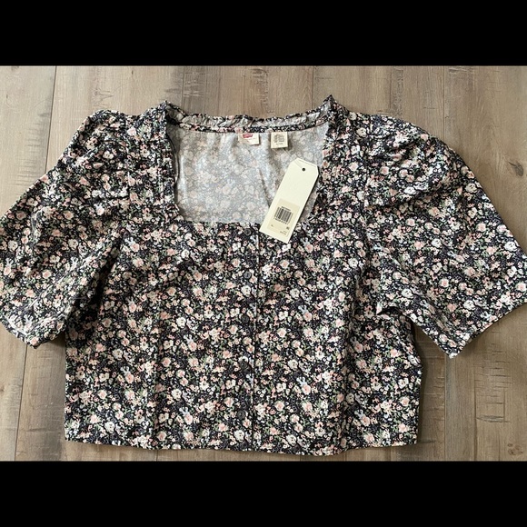 🆕NWT- LEVI’S FLORAL CROP TOP. BRAND NEW WITH TAGS. (Best offer$) - Picture 2 of 6